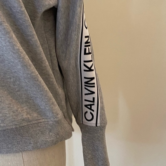 Calvin Klein Womens Grey Crew Neck Sweatshirt with White Knit Logo / Size M. - Picture 3 of 12